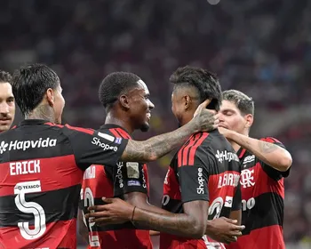 Imagem ilustrativa da imagem Flamengo vence o Vitória, recupera a confiança e diminui diferença para o Palmeiras
