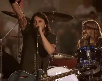 Imagem ilustrativa da imagem Foo Fighters anuncia dois shows no Brasil em 2027 com turnê 'Take Cover'