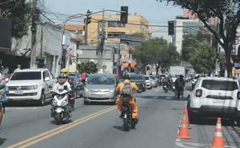 Imagem ilustrativa da imagem Bikes elétricas dividem espaço com carros e exigem mais atenção no trânsito