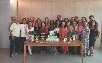 Imagem ilustrativa da imagem Colegas de turma têm encontro emocionante 40 anos após formatura