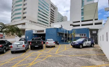 Imagem ilustrativa da imagem Homem armado com faca invade banheiro de shopping e tenta ferir mulher na Serra