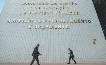 Imagem ilustrativa da imagem Servidores federais exigem criação de auxílio para aposentados