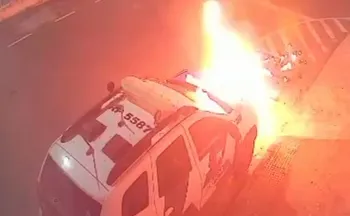 Imagem ilustrativa da imagem VÍDEO | Viatura da PM pega fogo após suspeito colocar explosivo no capô