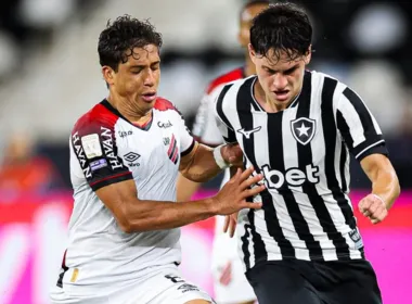 Imagem ilustrativa da imagem Athletico vence Botafogo no Rio com show de Viveros e cola no Flamengo