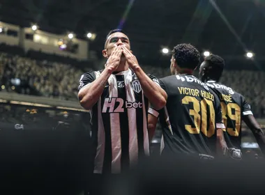 Imagem ilustrativa da imagem Atlético empata com o Bragantino nos acréscimos e avança na Sul-Americana
