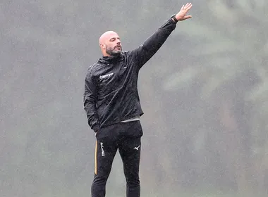 Imagem ilustrativa da imagem Botafogo demite Franclim Carvalho após surra e queda de rendimento