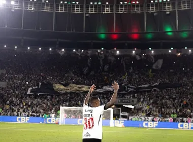 Imagem ilustrativa da imagem Brenner marca duas vezes e Vasco volta a eliminar o Fluminense na Copa do Brasil