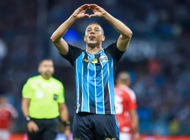 Imagem ilustrativa da imagem Carlos Vinícius decide Gre-Nal, e Grêmio avança à semi da Copa do Brasil