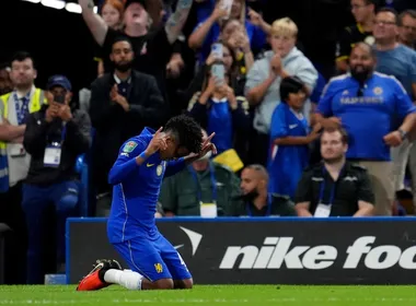Imagem ilustrativa da imagem Chelsea bate Luton Town, conta com Estêvão e avança na Copa da Liga