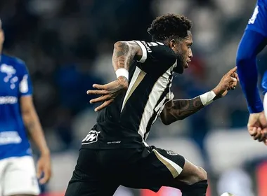 Imagem ilustrativa da imagem Cruzeiro e Atlético-MG empatam em noite de golaços e queda feia no Mineirão