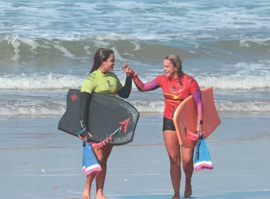 Imagem ilustrativa da imagem Disputa pelo título mundial de bodyboarding vai das Maldivas à Serra
