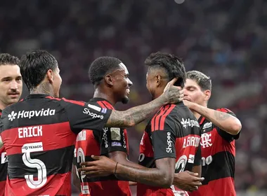 Imagem ilustrativa da imagem Flamengo vence o Vitória, recupera a confiança e diminui diferença para o Palmeiras