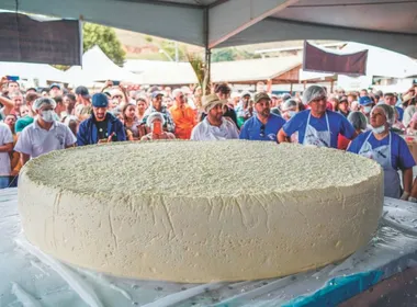Imagem ilustrativa da imagem Queijo de 1,5 tonelada é atração em festa rural no Caparaó
