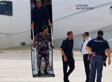 Imagem ilustrativa da imagem Ronaldinho Gaúcho se apresenta ao Ravenna, time da terceira divisão da Itália