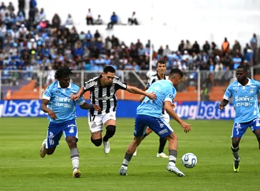 Imagem ilustrativa da imagem Santos segura Macará em gramado ruim e avança na Sul-Americana