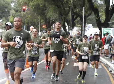 Imagem ilustrativa da imagem Sob chuva, Corrida do Soldado reúne 3 mil pessoas em Vitória