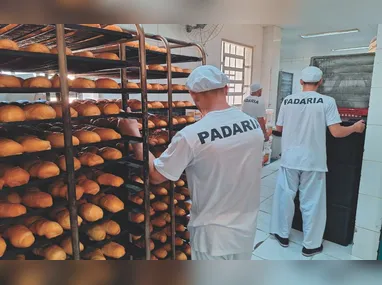 A ação tem como foco suspeitos ligados ao tráfico de drogas, e, até o momento, cinco pessoas foram presas.