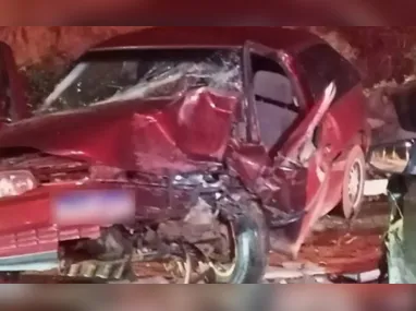 Caminhão foi parar no meio de uma ribanceira