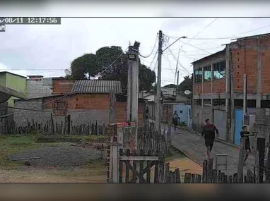 Produtos irregulares  e uma agenda com nomes e dados de compradores apreendidos pela polícia