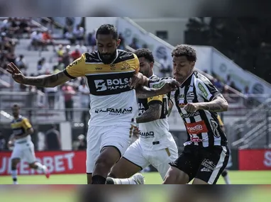 Bruno Henrique, do Flamengo, comemora seu gol com jogadores do seu time durante partida contra o Vitoria no Maracanã