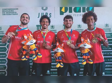 O brasileiro João Pedro (E), do Chelsea, comemora com Cole Palmer após marcar gol na partida contra o Fulham válida pelo Campeonato Inglês, realizada no Estádio Craven Cottage, em Londres, nesta segunda-feira, 24
