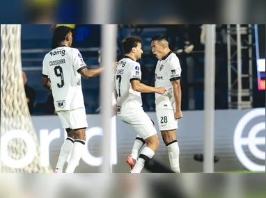 O jogador Allan, da SE Palmeiras, disputa bola com o jogador do C Cerro Porteño, durante partida válida pelas oitavas de final, ida, da Conmebol Libertadores, na arena Nubank Parque