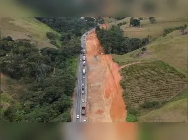 Desmonte de rochas ocorre na área onde está sendo construído o Contorno de Ibiraçu
