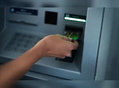 Imagem ilustrativa de uma bancária trabalhando
