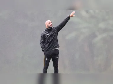 O atacante Kevin Serna comemora o gol que abriu o placar da partida