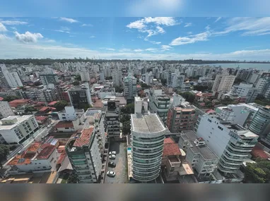 A vítima Diego Araujo de Oliveira, de 35 anos, no momento em que corre do beco após ser esfaqueada