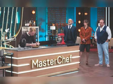 Diego Lozano, jurado do “MasterChef Confeitaria”, avalia sobremesa