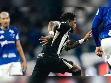 Imagem ilustrativa da imagem Cruzeiro e Atlético-MG empatam em noite de golaços e queda feia no Mineirão