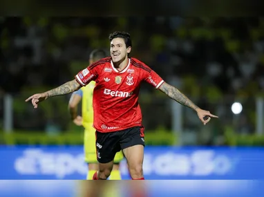 Imagem ilustrativa da imagem Flamengo goleia Mirassol, cola no Palmeiras e esquenta briga no Brasileiro