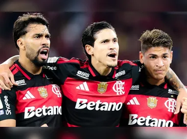 Carrascal e Paquetá, autores dos gols da vitória do Flamengo, comemoram juntos na vitória rubro-negra
