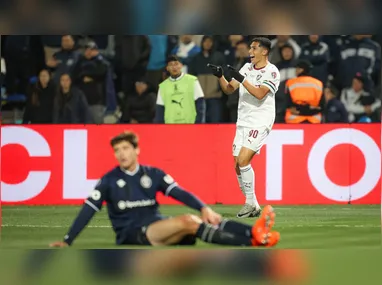 O meio-campista Fred desembarca após assinar com o Atlético-MG