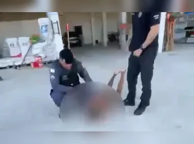 Imagem ilustrativa da imagem Foragido com três mandados de prisão pula de prédio, fratura os dois pés e é preso