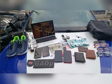 Os policiais civis estiveram em nove bairros e cerca de R$ 23 mil foram apreendidos na casa de um suspeito