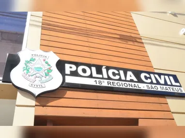 Durante as ocorrências, foram apreendidos entorpecentes no bairro Itararé (à esquerda) e duas pistolas em Santa Tereza (à direita)
