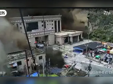 Casas e estradas foram destruídas, pontes arrastadas pela correnteza e vilarejos inteiros ficaram submersos em lama