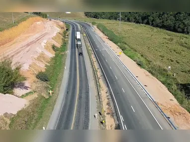 Uma fagulha de uma churrasqueira teria iniciado o incêndio. Testemunhas em motos aquáticas tentaram conter as chamas