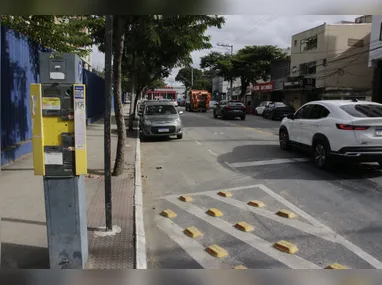 Com o suspeito, os policiais apreenderam 78 pinos de cocaína, 22 pedras de crack, nove pinos de skunk, 15 porções de maconha, quatro papelotes de haxixe e um rádio comunicador.
