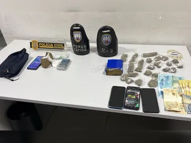 A polícia teria recebido denúncias anônimas de que homens armados estariam circulando pelas ruas do bairro. Diante da situação, militares foram até o local para checar as informações.