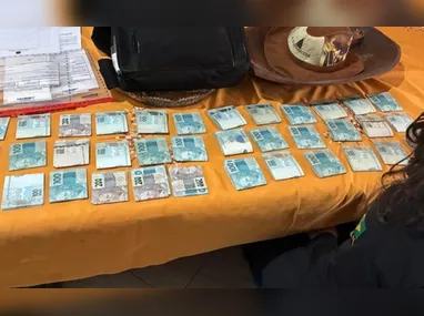 Produtos irregulares  e uma agenda com nomes e dados de compradores apreendidos pela polícia