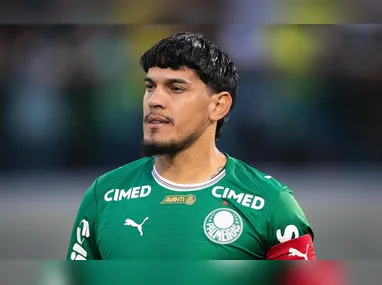 O brasileiro João Pedro (E), do Chelsea, comemora com Cole Palmer após marcar gol na partida contra o Fulham válida pelo Campeonato Inglês, realizada no Estádio Craven Cottage, em Londres, nesta segunda-feira, 24