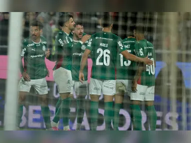 O atacante Cuello comemora o gol que garantiu a classificação atleticana
