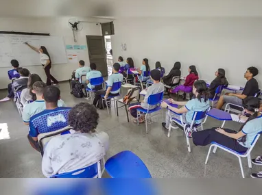 Estudantes realizando simulados durante a preparação para a prova do Enem. Exame terá mudanças no futuro