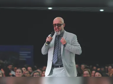 Imagem ilustrativa da imagem “Professor sempre vai ser melhor  do que a IA”, diz Carpinejar