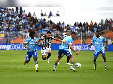 Daniel Borges (e), do Mirassol, disputa lance com José Carabali, da LDU, na partida de volta das oitavas de final da Copa Libertadores 2026, em Quito, no Equador, nesta quinta-feira, 20
