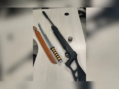 Espada e espingarda de pressão foram apreendidas no quarto em que o homem estava trancado