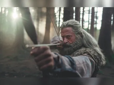 No filme, a atriz Eiza Gonzáleze e os atores  Henry Cavill e Jake Gyllenhaal vivem uma aventura explosiva